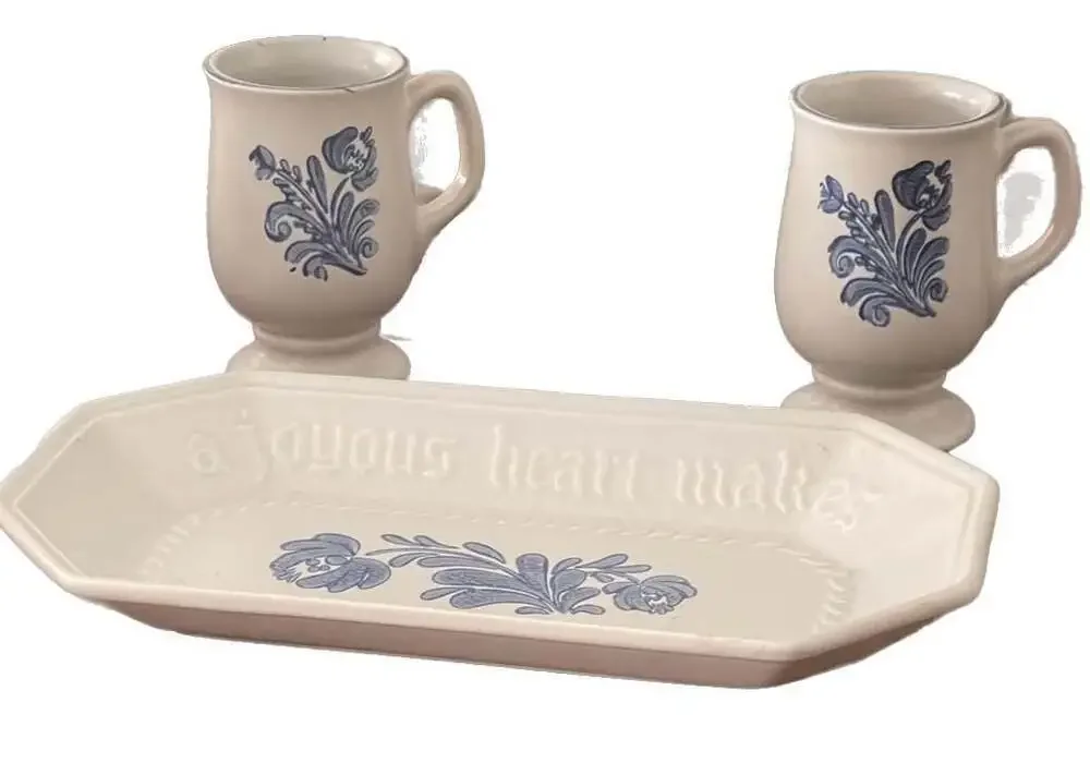 Vintage Pfaltzgraff Yorktowne Bread Tray with 2 Pedestal Mugs‎ Set